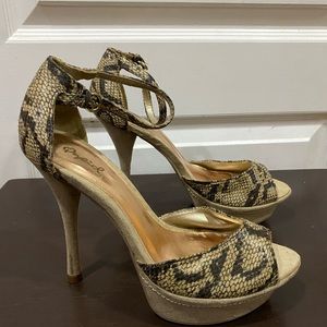QUPID strap beige heeled sandal snake print size 6